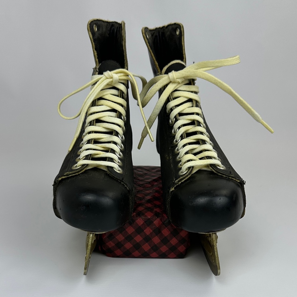 Bauer Vintage Black Ice Skates. Mens size 11 2/3.
Made in Canada. Leather/Canvas